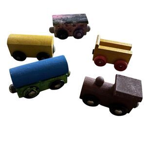 Lot of 5 Wooden Magnetic Train Cars *Read*